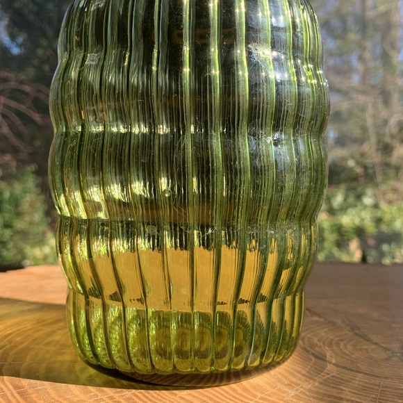 Vintage optical swirl green glass vase - Picture 2 of 4